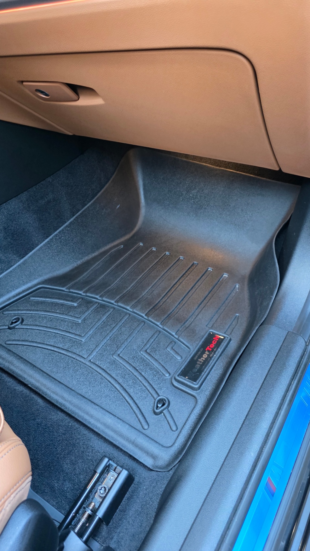 Floor mats and carpet cleaned in the passenger footwell